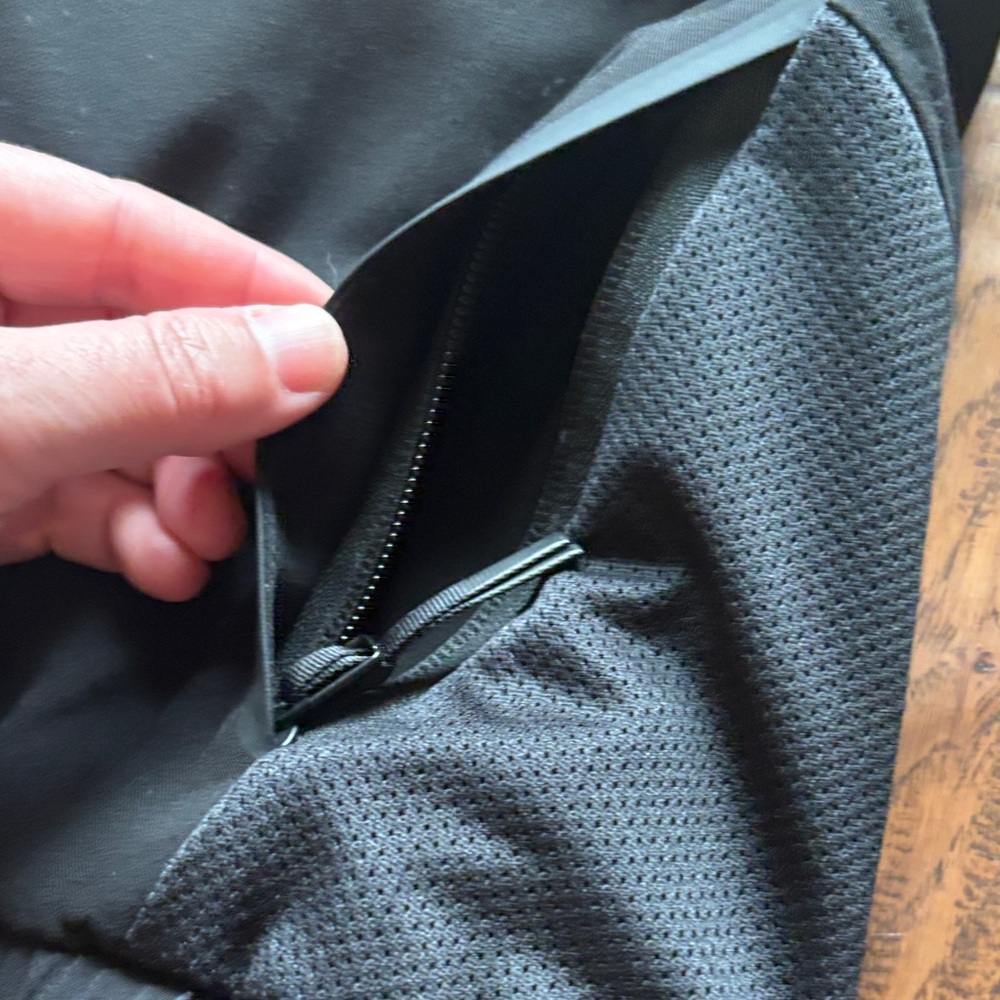 Figs Sydney Performance Black Bomber Jacket - Picture 3 of 16